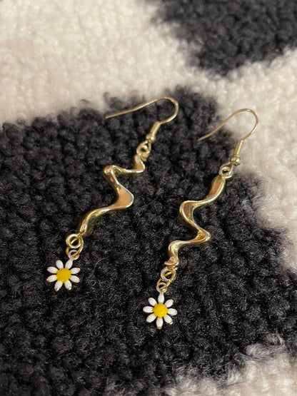 ‘Bailey’ Daisy Wave Earrings